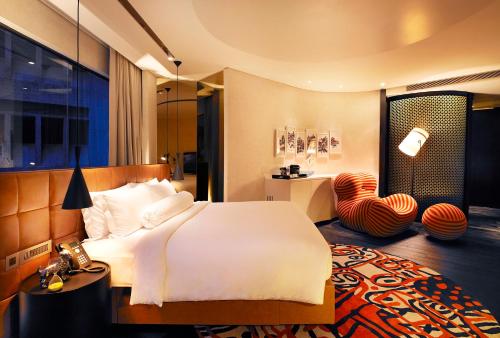 Postel nebo postele na pokoji v ubytování Naumi Hotel Singapore