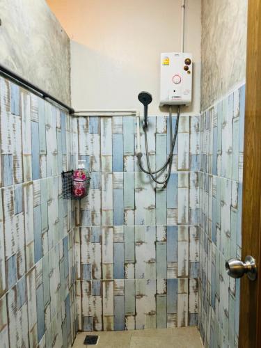 Ένα μπάνιο στο Retro At Phra Sing Guest House