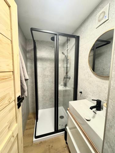 a bathroom with a shower and a sink at Chalupa u vody in Sedlice