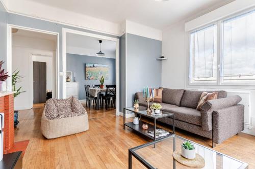 un salon avec un canapé et une table dans l'établissement L'Appart, à Caen