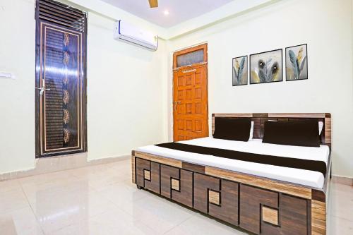 Fotografie z fotogalerie ubytování SPOT ON Love Buffet Restaurant & Benquet Holl v destinaci Juhi Bari