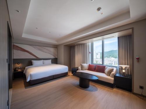 Postel nebo postele na pokoji v ubytování Enford Hotel Cheongju