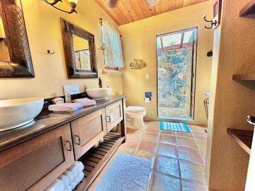 Ένα μπάνιο στο Surf Sounds and Big Views from this Pool Villa