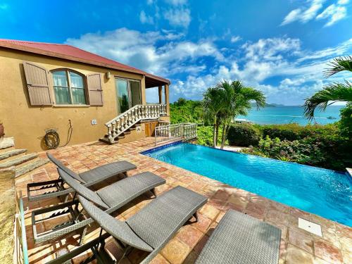 Πισίνα στο ή κοντά στο Surf Sounds and Big Views from this Pool Villa