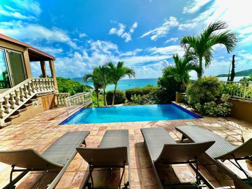 Πισίνα στο ή κοντά στο Surf Sounds and Big Views from this Pool Villa