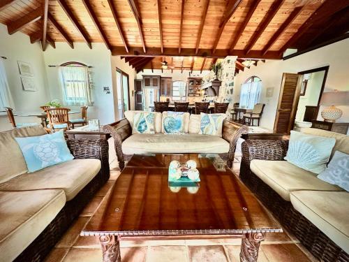 Χώρος καθιστικού στο Surf Sounds and Big Views from this Pool Villa