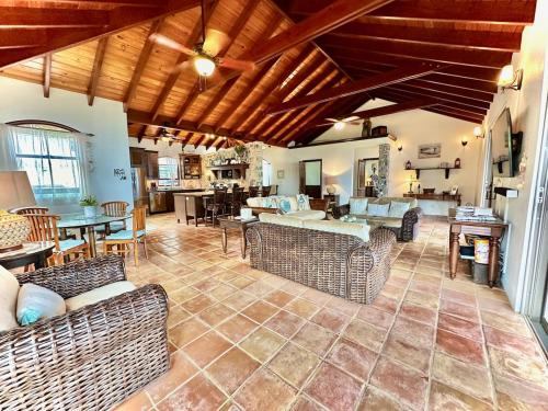 Εστιατόριο ή άλλο μέρος για φαγητό στο Surf Sounds and Big Views from this Pool Villa