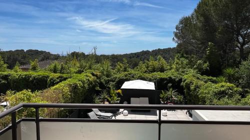une vue depuis le balcon d'une maison dans l'établissement Magnifique Villa californienne avec piscine privative, à Antibes