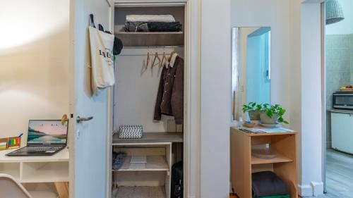 a room with a closet with a desk and a laptop at Explora BA, depto céntrico junto al Obelisco con espacio de trabajo in Buenos Aires
