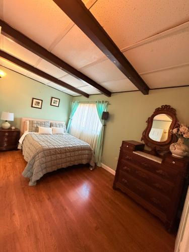 Una cama o camas en una habitación de Centrally located adu