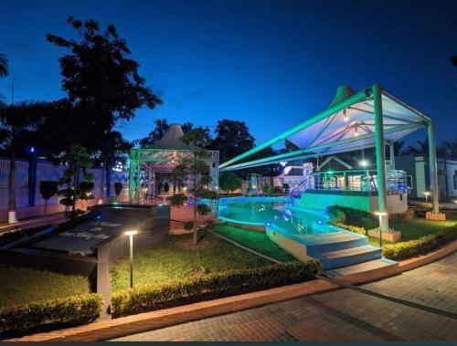 een resort met een zwembad in de nacht bij Dream Holiday Resort in Ināni