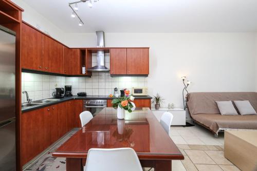 a kitchen and living room with a table and a couch at Urban comfortable apartment in Argos