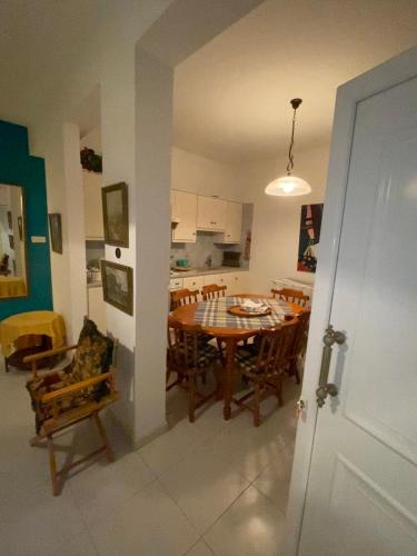 Η κουζίνα ή μικρή κουζίνα στο Sunny 2BR Home in Paralimni Near Beaches,Protaras!