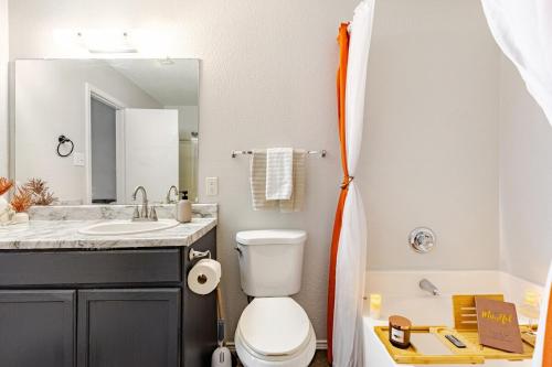 Gambar di galeri bagi Spacious Home for Large Groups - PS5, Arcade, Gameroom di Arlington
