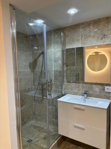 une salle de bain avec douche et lavabo dans l'établissement Villa Clara chambre double, à La Ciotat