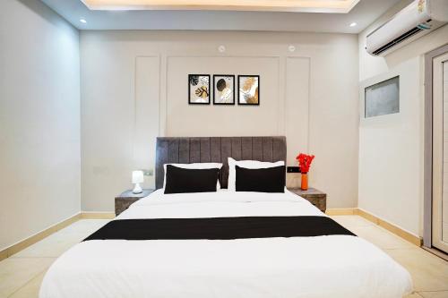Postel nebo postele na pokoji v ubytování Hotel O SS Royal