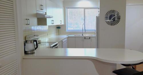 Η κουζίνα ή μικρή κουζίνα στο Beach-Pool-Tennis-Ocean Views-All at Your Door