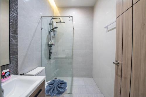 une salle de bains avec douche, toilettes et lavabo dans l'établissement Bonheur Pool Villa, à Ban Huai Yai