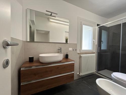 a bathroom with a sink and a mirror at Casa indipendente a Senigallia in Senigallia