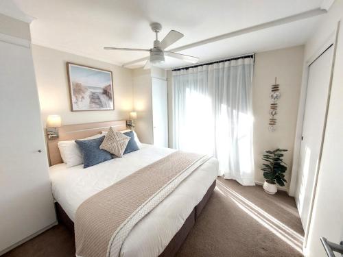 Postel nebo postele na pokoji v ubytování Resort Pool and Garden Apartment, Nelson Bay