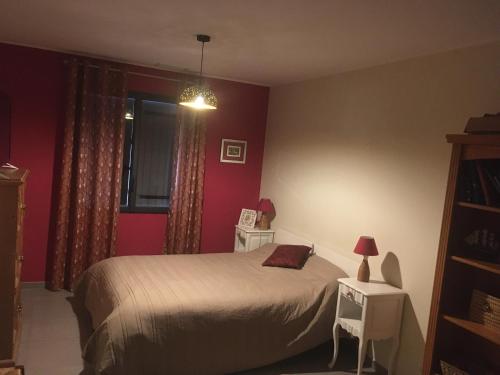 une chambre avec un lit et une fenêtre dans l'établissement VILLA en Drome Provencale, à Piégon