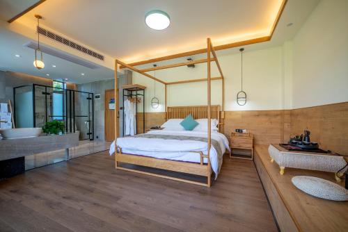 Postel nebo postele na pokoji v ubytování Zhangjiajie Lakescape Hotel-Free airport pick-up