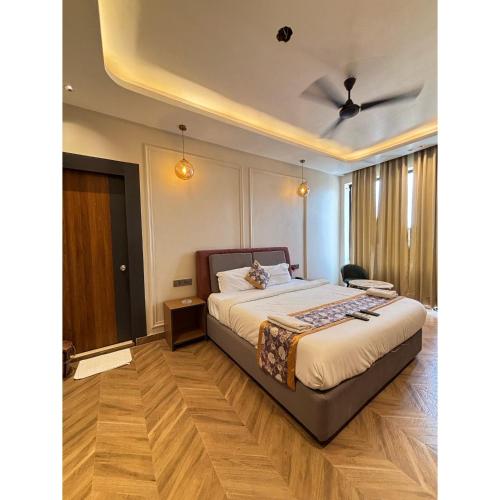 a bedroom with a bed and a ceiling at Hotel Royal Palm Inn in Faizābād