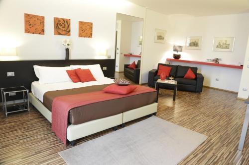 ein Schlafzimmer mit einem Bett und ein Wohnzimmer in der Unterkunft B&B Live09 Design in Pisa