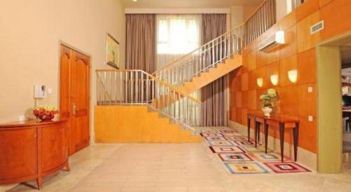 a large hallway with a staircase in a building at Ocean Spring Metropark Hotel Zhuhai in Zhuhai