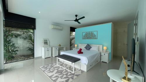 En eller flere senge i et værelse på 4BR Luxury Pool Retreat - Villa Azura Nai Harn