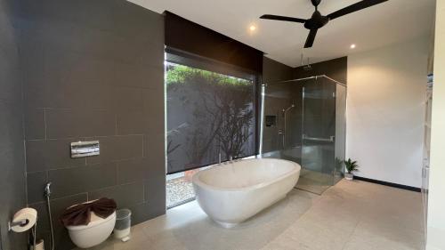 Et badeværelse på 4BR Luxury Pool Retreat - Villa Azura Nai Harn