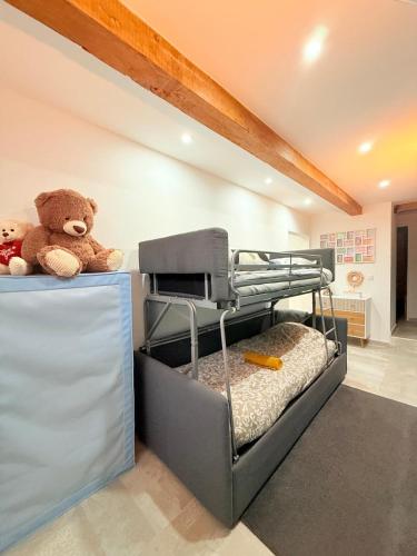 - une chambre avec des lits superposés et un ours en peluche dans l'établissement L1 Duplex 10P Jacuzzi Terrasse Vue Mer et Montagne, à Marseille
