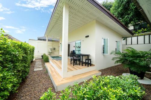 Zahrada ubytování Oxavia Garden Oasis B3 in Nai Harn with Jaccuzzi