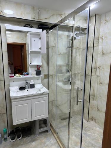 Ένα μπάνιο στο Seaside View Apartment in Baku