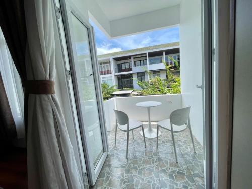 a room with a balcony with a table and chairs at Minh Anh Villa & Apartment in Thôn Trường Giang