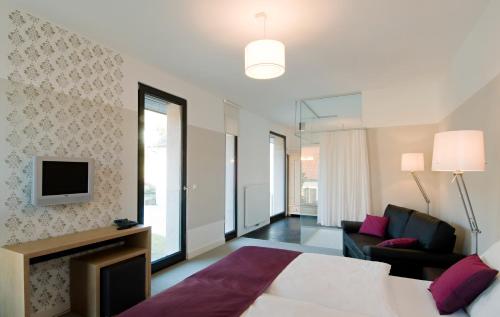 a hotel room with a bed and a tv at Hotel Zur Schonenburg in Schonberg am Kamp