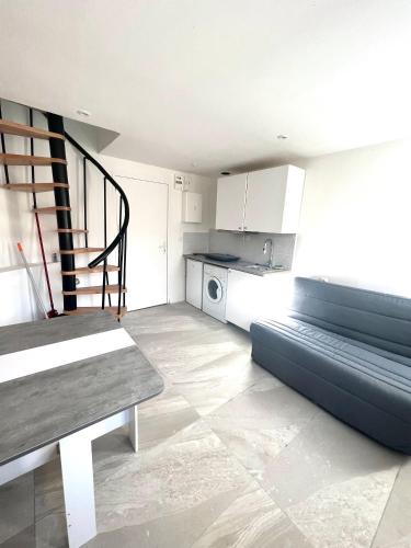 - une petite cuisine avec un escalier dans un appartement dans l'établissement 22G DUPLEX T2 Lumineux à Marseille, à Marseille
