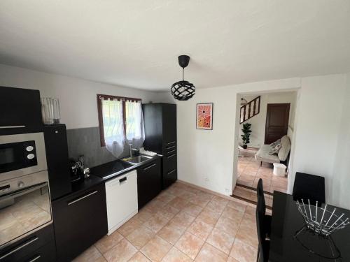 une cuisine avec un évier et un plan de travail dans l'établissement Maison à 20minutes de Nice, à Tourrette-Levens