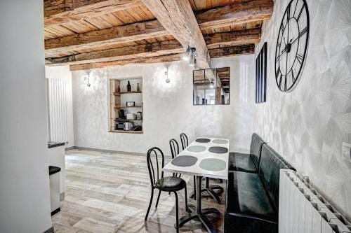 une cuisine et une salle à manger avec une table et des chaises dans l'établissement Château la hussardiere, à Vaîte