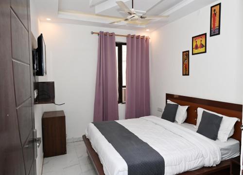 Katil atau katil-katil dalam bilik di Hotel Vrindavan Hari