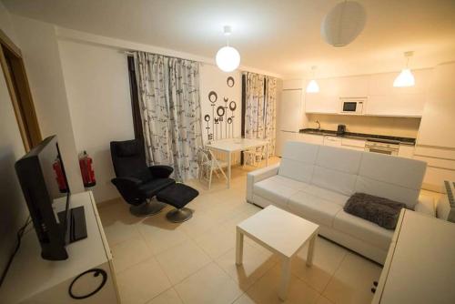 sala de estar con sofá y mesa en Apartamento La Rueda, en Olite