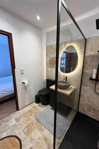une salle de bain avec un lavabo et un miroir dans l'établissement Casa Amore Pinarello, à Zonza
