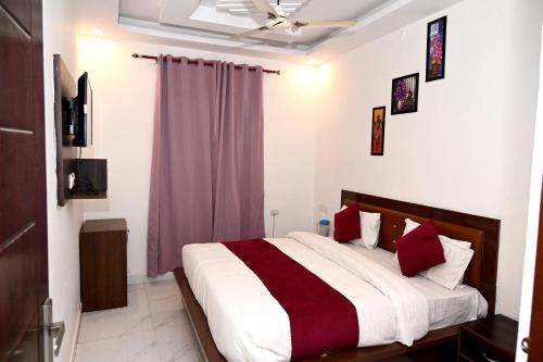 Katil atau katil-katil dalam bilik di Hotel Vrindavan Hari