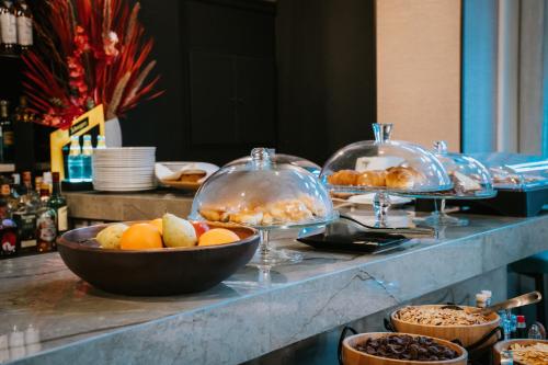 Un buffet con tazones de comida en un mostrador. en Arni Hotel Domotel, en Karditsa