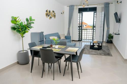 Cozy 2BR Apt With free WiFi & Parking Bweya Kajjansiにあるシーティングエリア