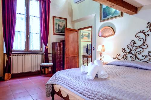 フィレンツェにあるCorno Superior Apartment by 360Rentalsのベッドルーム1室(ベッド1台、白いタオル付)