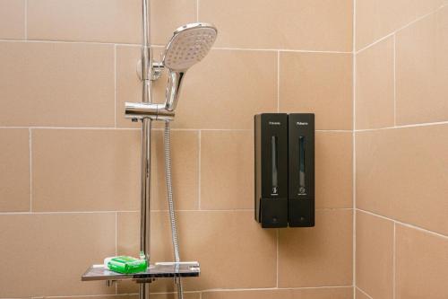 KajansiにあるCozy 2BR Apt With free WiFi & Parking Bweya Kajjansiのシャワーヘッド、ヘアドライヤーが備わります。