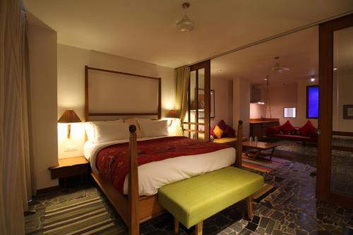 Un pat sau paturi într-o cameră la The Sky Imperial Aarivaa Luxury HomeStay
