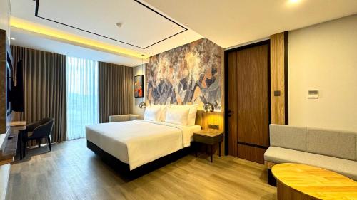 una camera d'albergo con un letto e un divano di Azana Boutique Bandar Lampung a Tanjungkarang