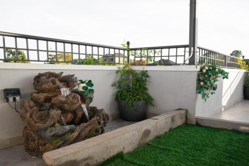 Jardín al aire libre en Stylish & Secure 2BR with free Parking & Wi-Fi Included